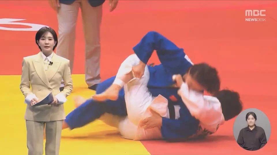 굳히기 들어가자 상대 선수 팔 '꽉'‥중국 '반칙패'