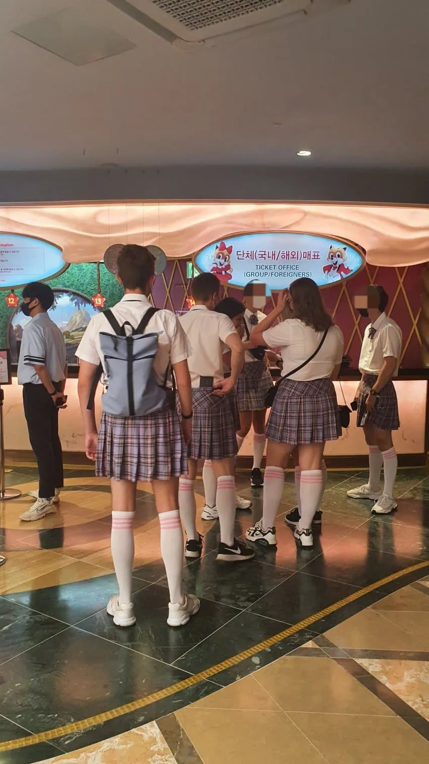롯데월드에서 단체로 교복 대여한 외국인들