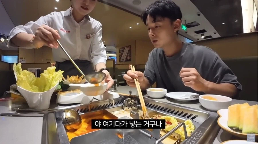 훠궈 처음 먹는 손님을 본 가게 직원들 (13)