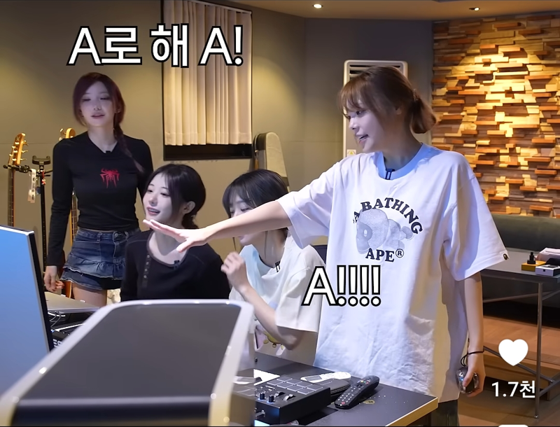 QWER 신곡 회의 중 QWER은 밝아야 한다며 일갈하는 시요밍 (2)