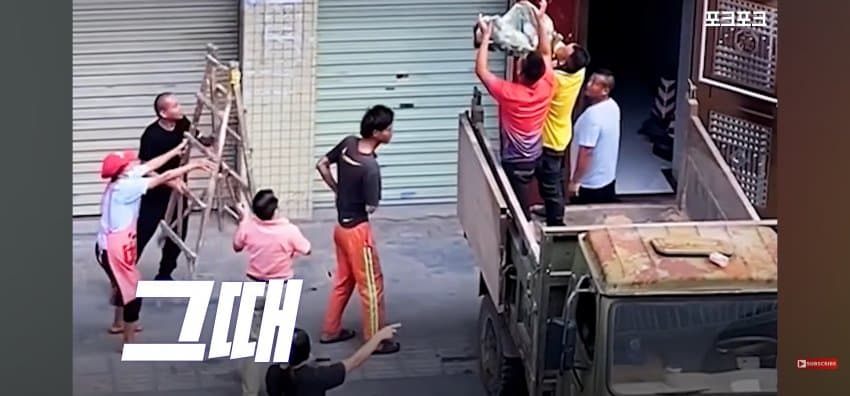 "이게 무슨 상황?" 2층서 추락 직전 발견된 아이 (6)