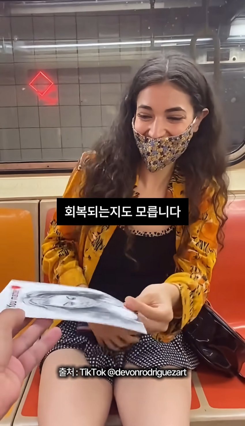 싱글벙글 사람들의 얼굴을 몰래 그려주는 남성 (20)