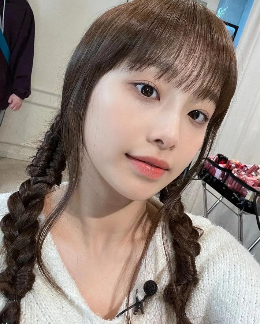 4세대 걸그룹 메이크업 받아보는 츄 (2)
