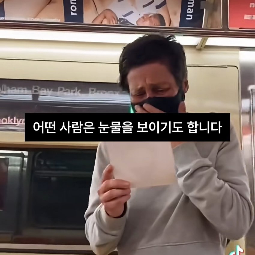 싱글벙글 사람들의 얼굴을 몰래 그려주는 남성 (8)