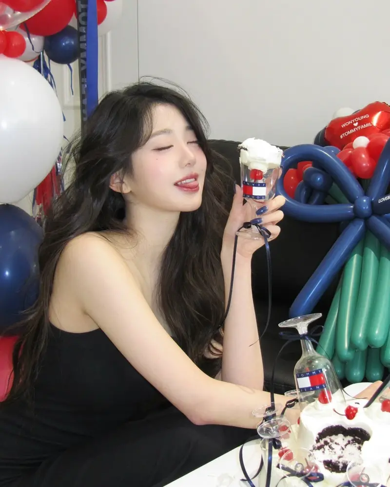 장원영 TOMMY JEANS 화보컷 (4)