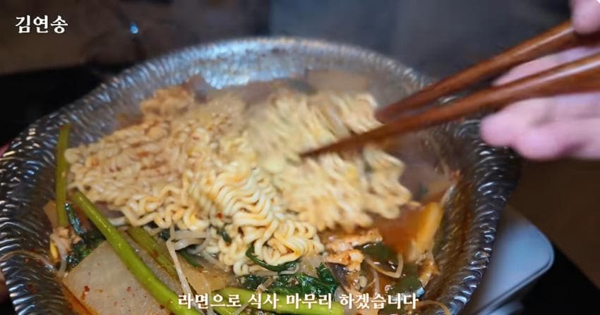 이뻐서 서비스 받는 나폴리맛피아 오른팔 05년생 파스타미녀 요리사 (46)