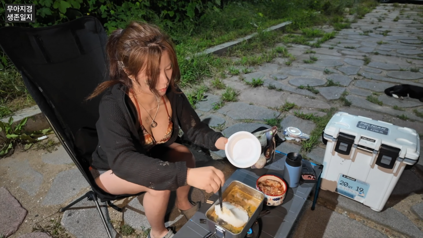 갯벌에서 식자재 해결하는 여자 (35)