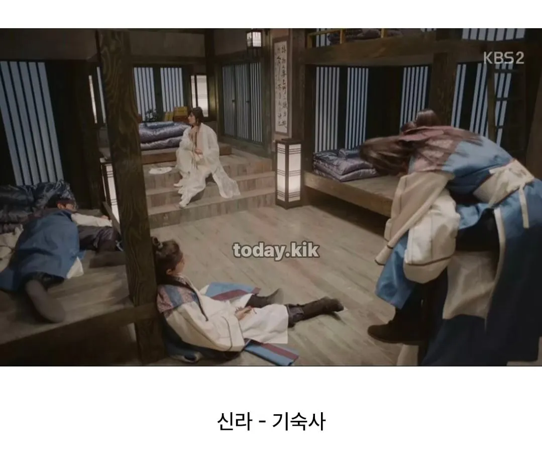 퓨전사극을 하려면 아예 뻔뻔 해야함.jpg