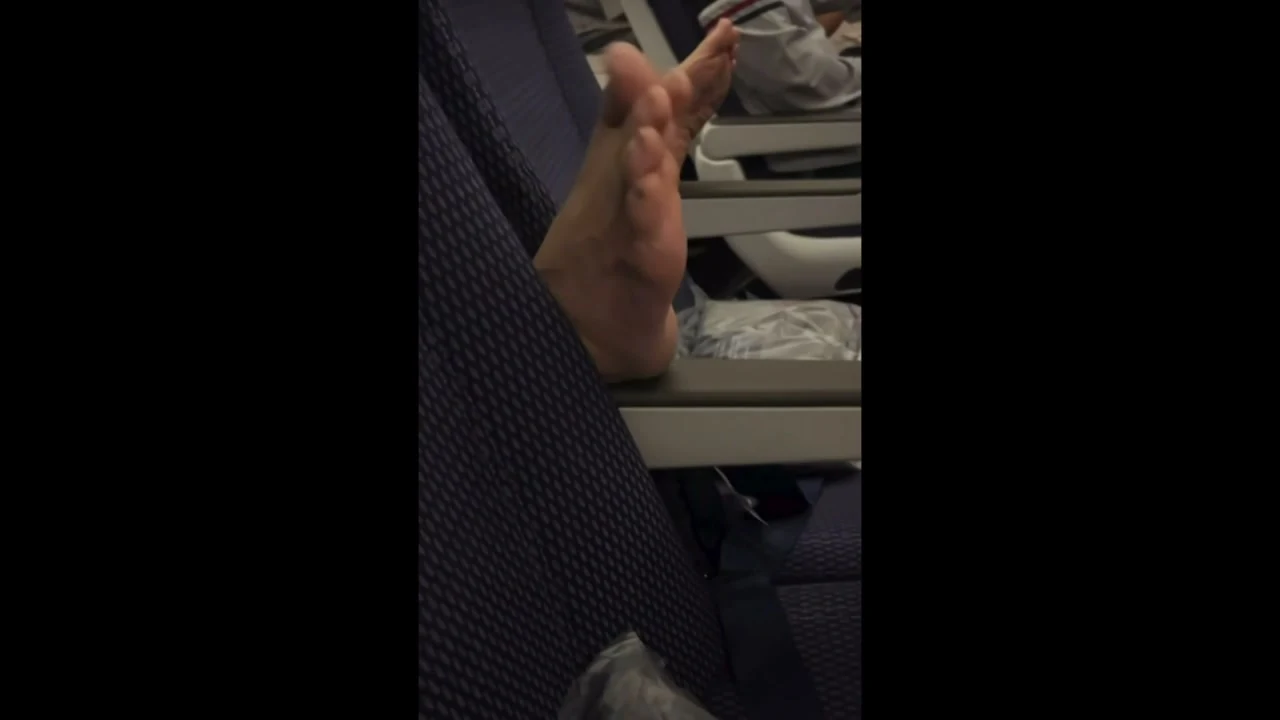 기내식 먹는데 팔걸이에 '맨발'…반복되는 기내 민폐 (10)