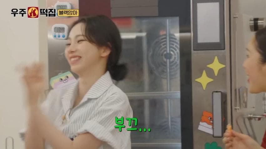 발음까지 신경써가며 카리나에게 친근히 대하는 미미 (16)