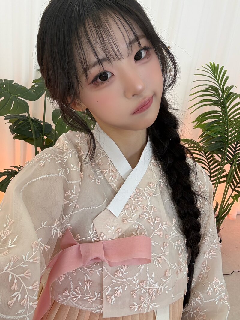 한복입은 QWER 히나 (3)