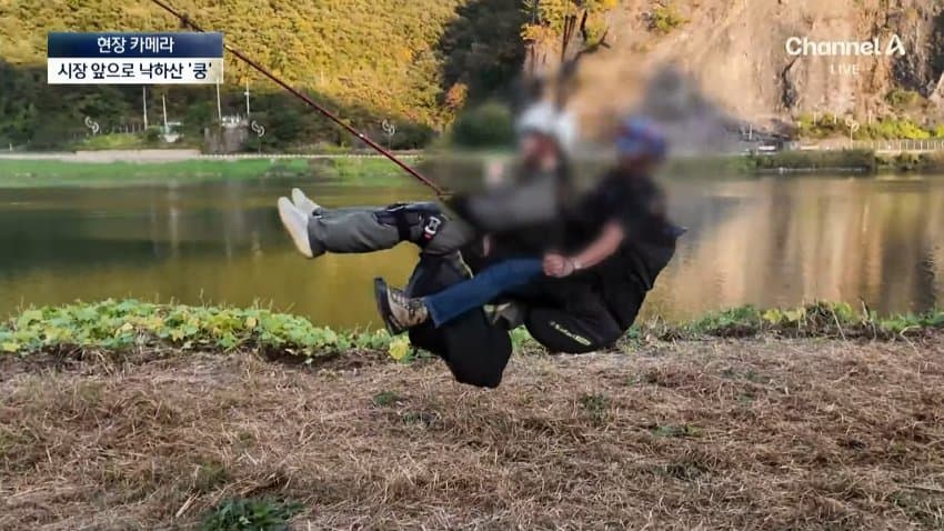채널a) 주차장에 낙하산?...하늘서 날벼락 (11)