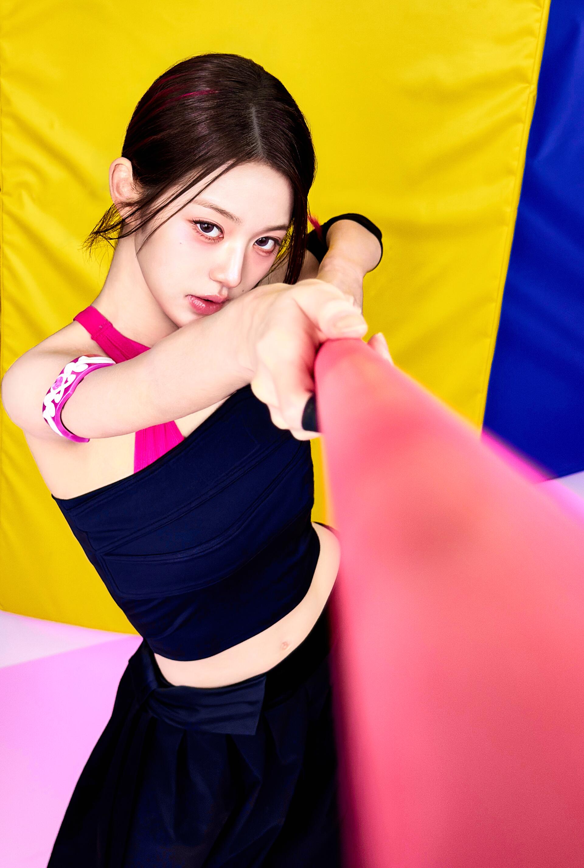아이브 IVE EP <Looks Can Kill>  ‘HERO COMICS’ Concept Photo 안유진 vs 장원영 (10)