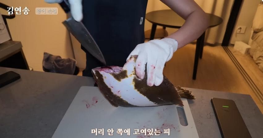 이뻐서 서비스 받는 나폴리맛피아 오른팔 05년생 파스타미녀 요리사 (23)
