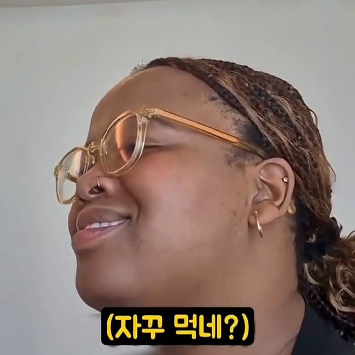 싱글벙글 한국어는 왜 계속 먹는지 이해가 안되는 외국인 (20)