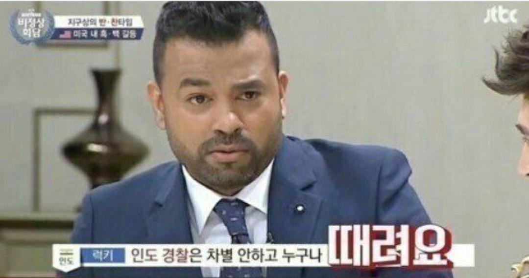 무슬림들 기도하는데 냅다 발로 갈기는 인도 경찰 (2)