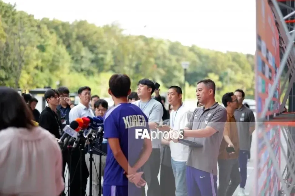 손흥민 훈련장 인터뷰 사진과 한 기자