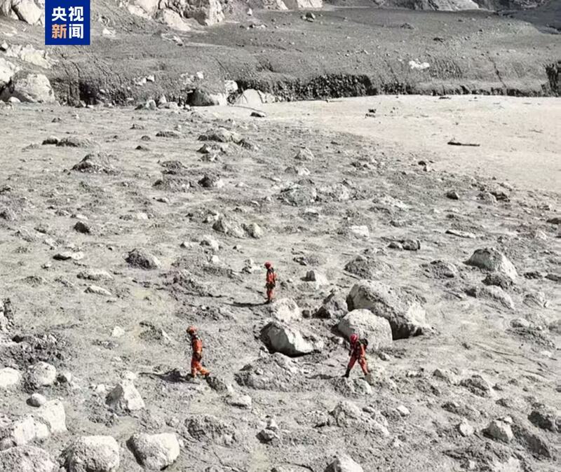 중국의 지룽 검문소 붕괴 현장에 도착한 구조대 (9)