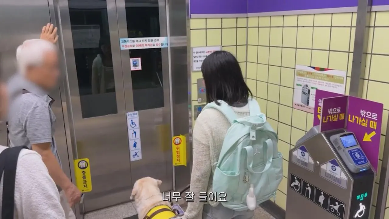 동생들에게 떡볶이 사주려 직접 사러간 시각장애인