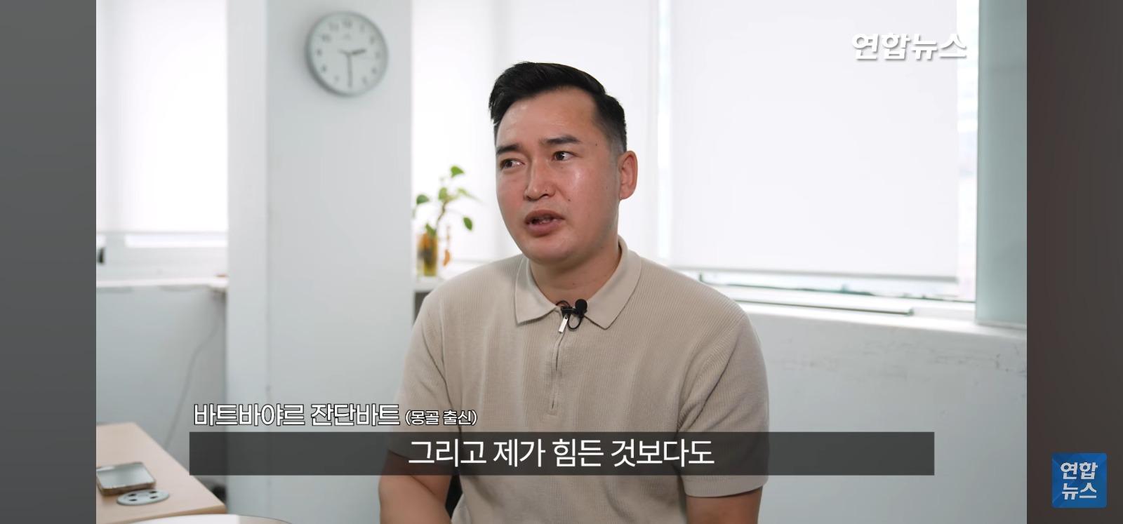 아파트 14층 난간서 비명 (51)