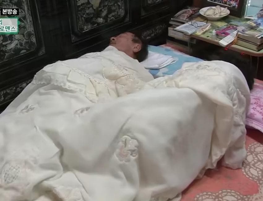 낭만낭만 커플 잠옷 입고 자는 노부부 (15)