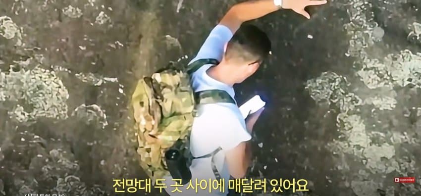 등반 중 절벽에 갇히자, 벽 잡고 한손으로 셀프 신고한 남자 (14)