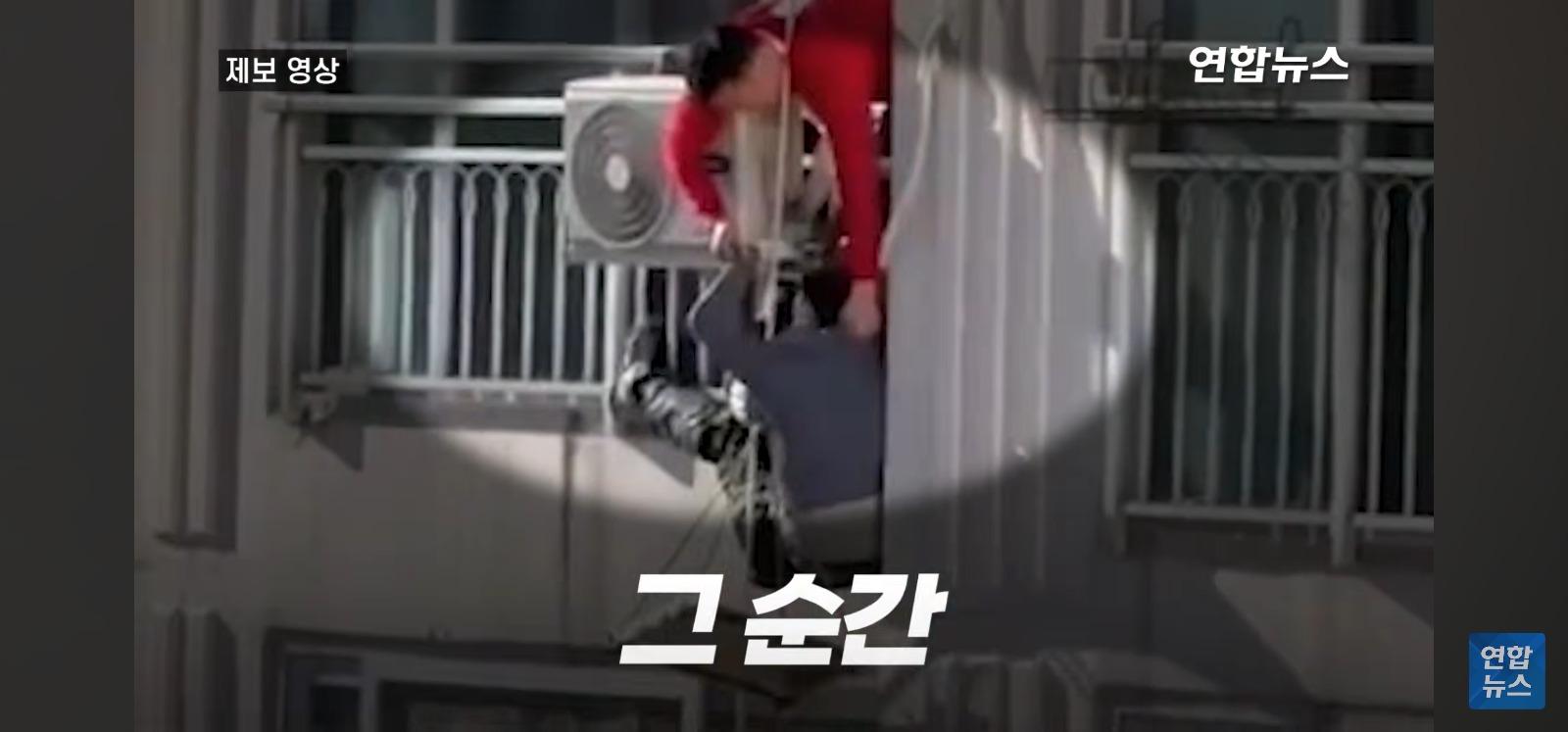 아파트 14층 난간서 비명 (7)