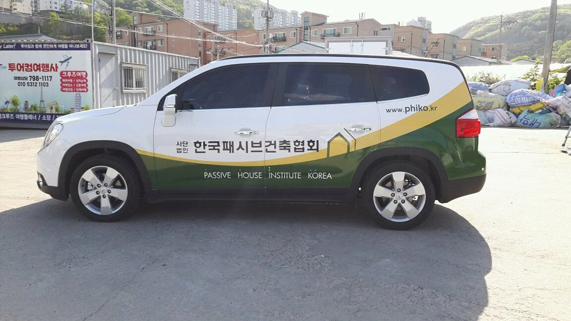 1029034579_V8GNnAkc_3d0c6024c63873e614a5a58aebfd76f4b519d460.jpg 법인차는 회사 로고나 회사명을 차에 붙히도록 강제해야 함