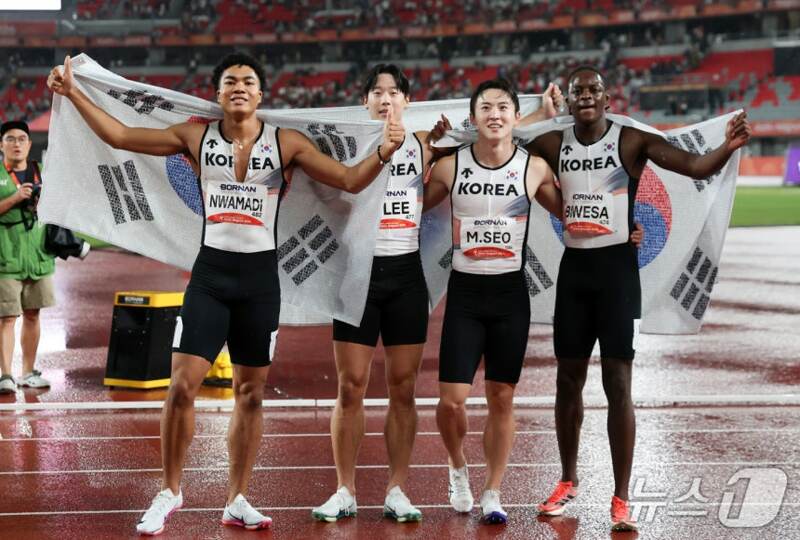 남자 400m 계주 대표팀 동메달… 한국신기록 0.06초 단축 (2)