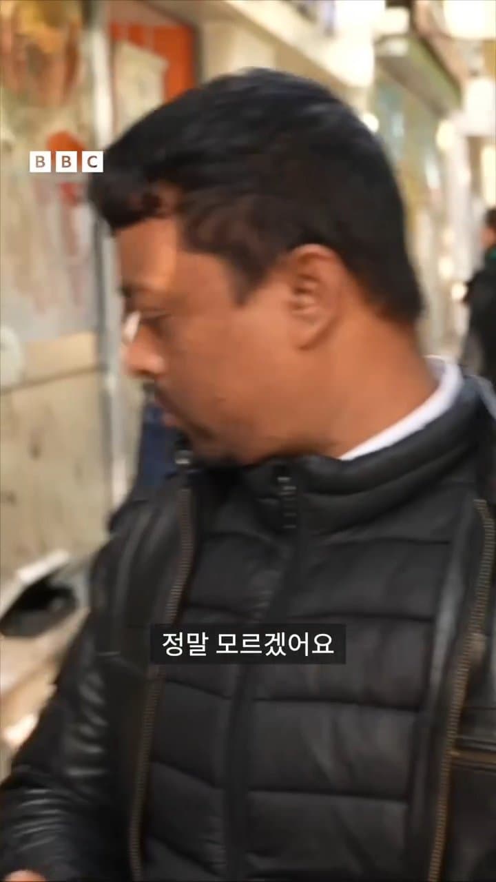 싱글벙글 훌쩍훌쩍 프랑스 시위대에 약탈당한 가게 주인 인터뷰 (17)