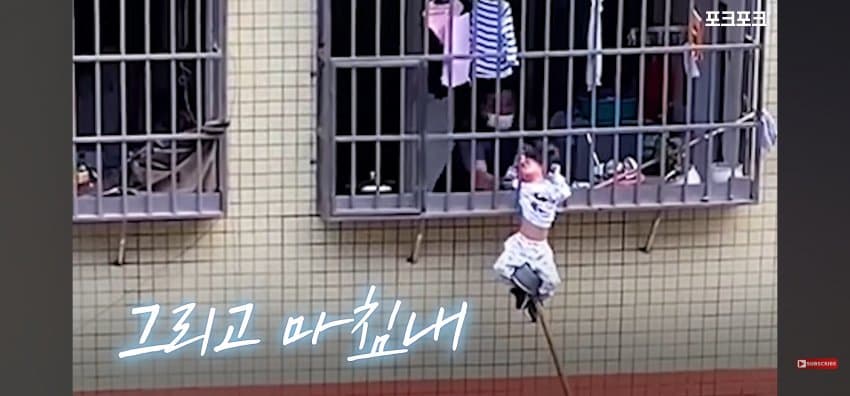 "이게 무슨 상황?" 2층서 추락 직전 발견된 아이 (18)