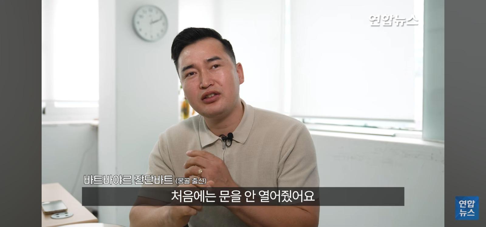 아파트 14층 난간서 비명 (30)