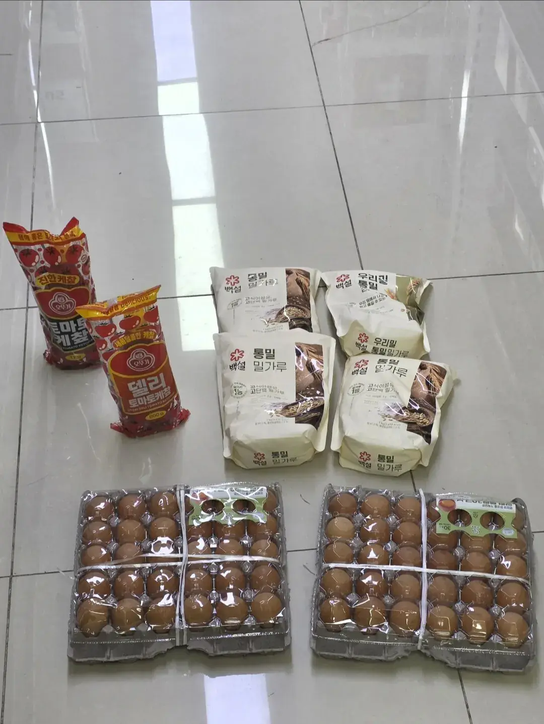 중학교 졸업식날에 졸업생들 물건을 압수한 선생님 (2)