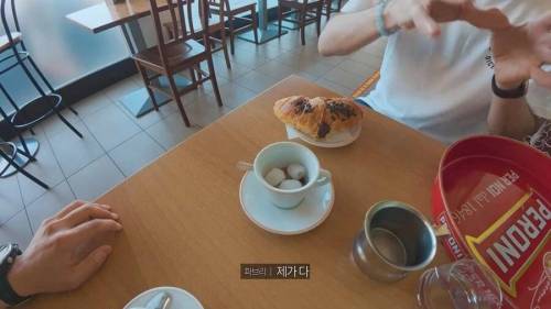 이탈리아에서 아메리카노 제조하는 이탈리아인