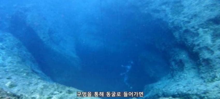 깊이를 알 수 없는 수중동굴에서 완전히 사라진 남자 (6)