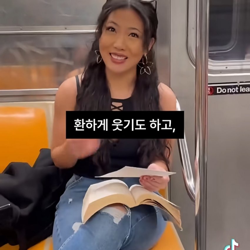 싱글벙글 사람들의 얼굴을 몰래 그려주는 남성 (7)