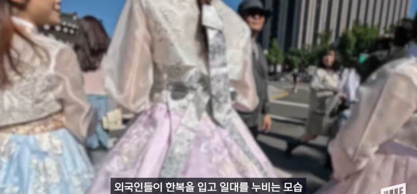 광화문 일대에 나타난, 코 막은 조선 왕 정체 (42)
