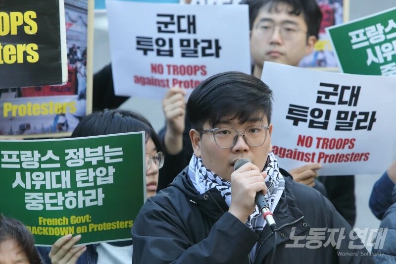 ???: 시위대 탄압 중단하라! (3)