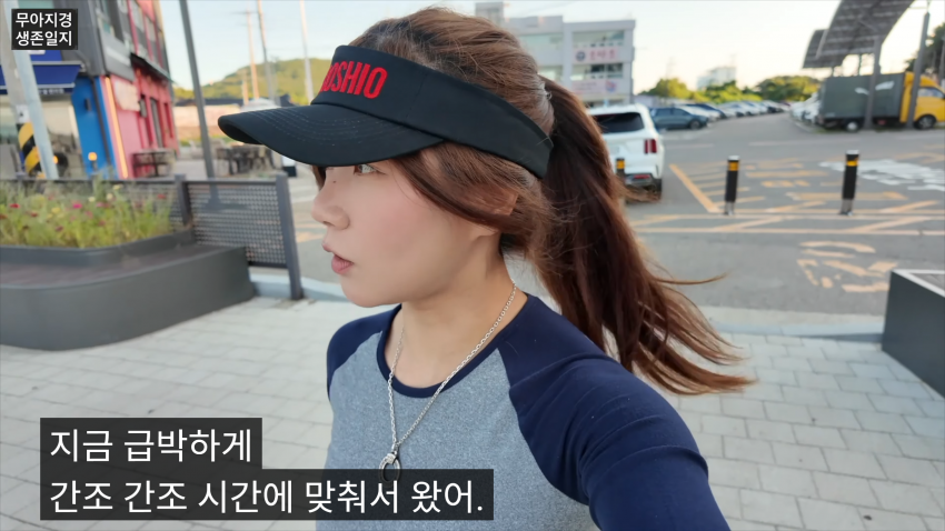 갯벌에서 식자재 해결하는 여자 (5)