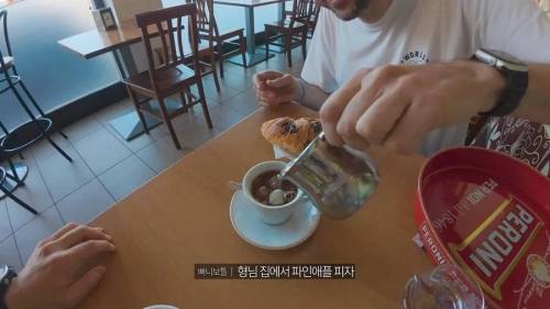 이탈리아에서 아메리카노 제조하는 이탈리아인