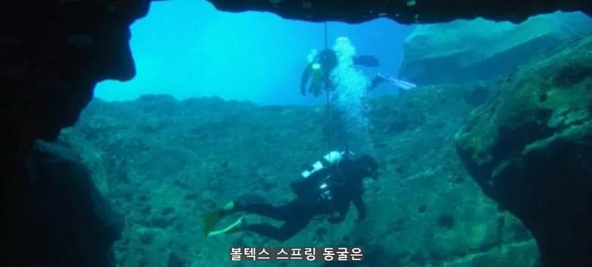 깊이를 알 수 없는 수중동굴에서 완전히 사라진 남자 (3)