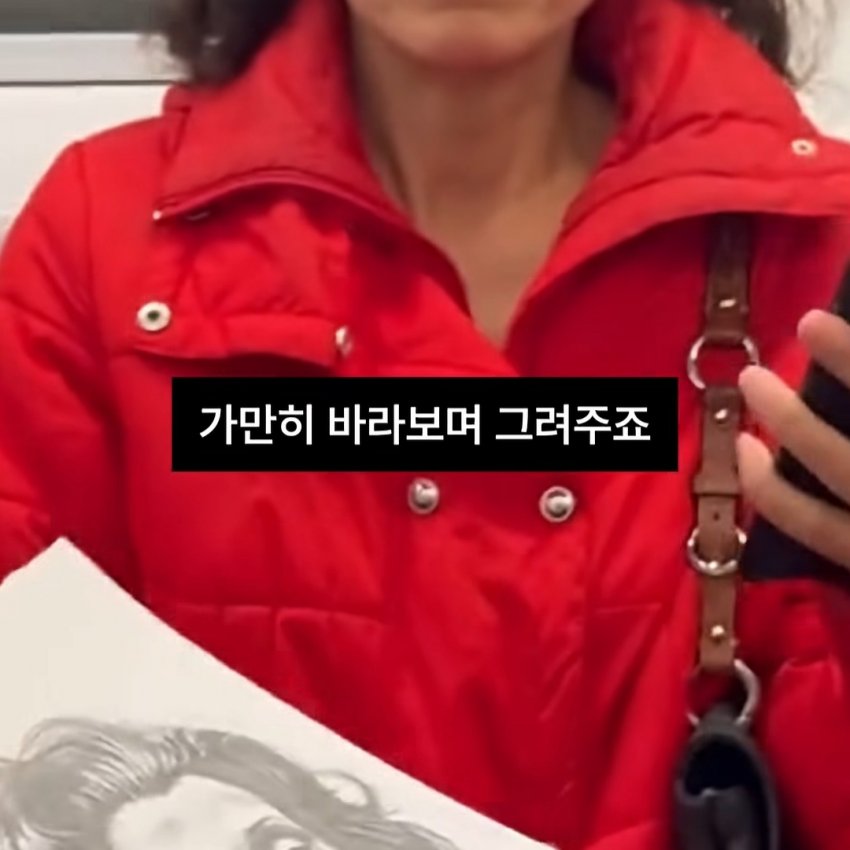 싱글벙글 사람들의 얼굴을 몰래 그려주는 남성 (5)