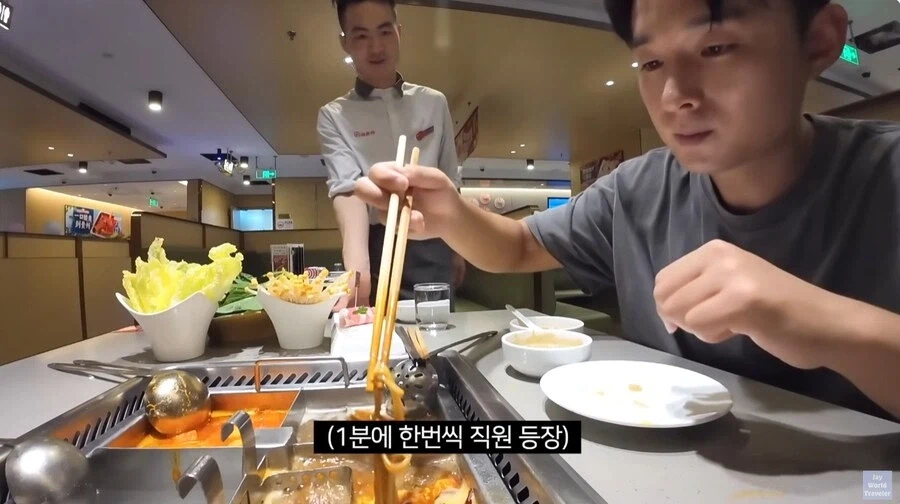 훠궈 처음 먹는 손님을 본 가게 직원들 (21)
