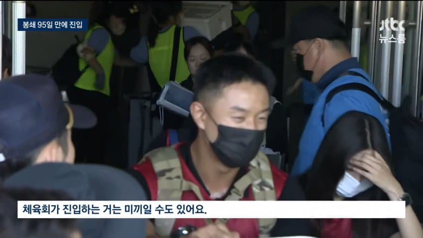 대한체육회·경찰, 충돌 없이 핸드볼경기장 진입…봉쇄시위 95일만 (10)