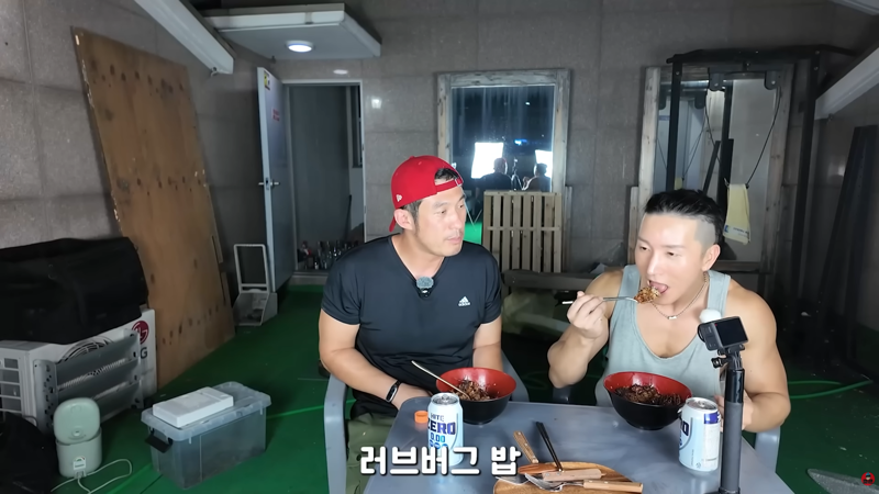 곤충 먹방에 게스트로 나왔다가 결국 곤충의 맛을 알아버린 사람 (19)