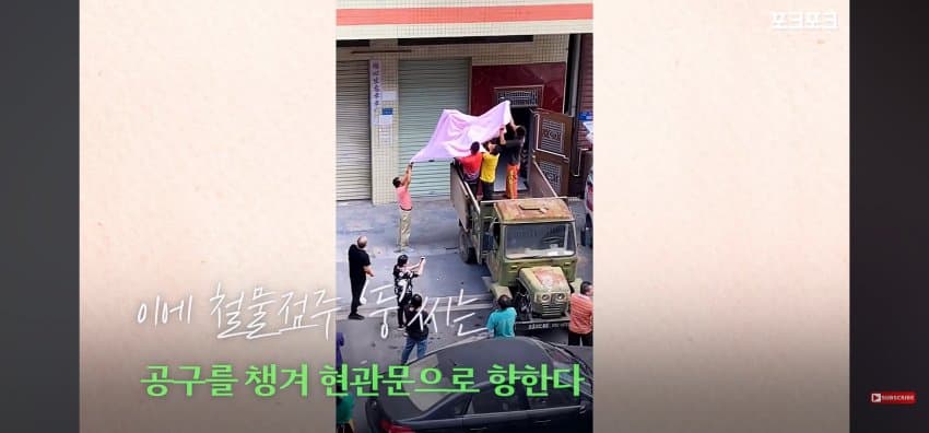 "이게 무슨 상황?" 2층서 추락 직전 발견된 아이 (12)