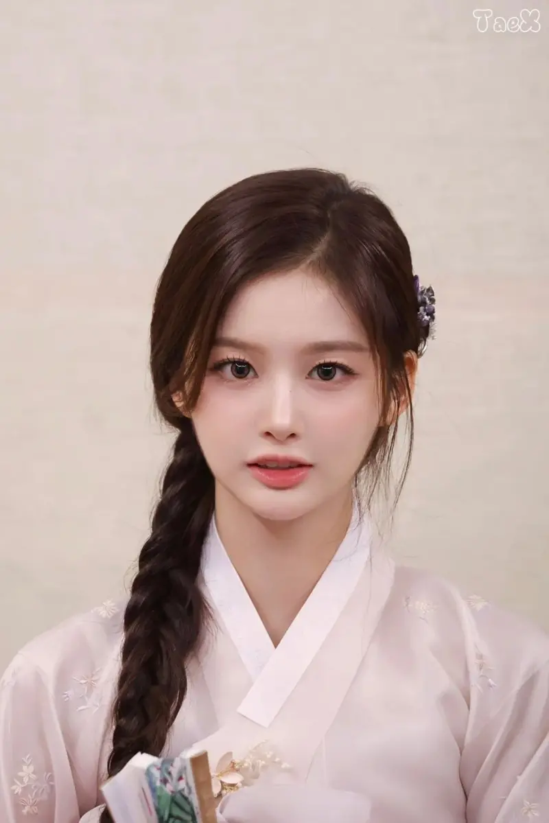 한복입은 설윤(헬프미 plz)