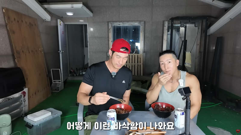 곤충 먹방에 게스트로 나왔다가 결국 곤충의 맛을 알아버린 사람 (9)