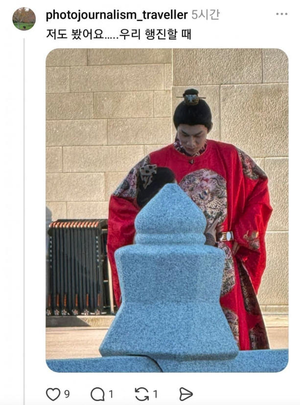 어제 광화문에 중국황제 복장으로 나타난 사람 (2)