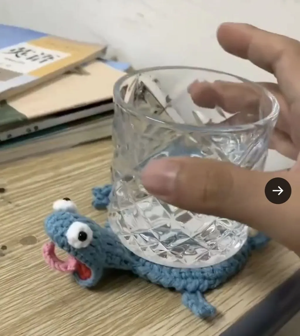 뜨개질하는 사촌에게 코스터 하나를 부탁했어